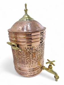 Dispensador de Agua de Cobre de Alta Gama, Hecho a Mano, Liso y Personalizado, de Boutique Supply - Product Image 2