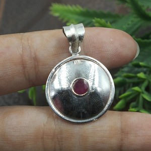 Colgante de Disco Redondo de Plata de Ley 925 con Gema de Rubí Rosa Natural, Hecho a Mano, Minimalista, con Engaste de Bisel, Joyería de Sanación con Rubí, Regalo para Todos - Product Image 1