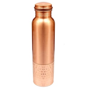 ขวดทองแดงแท้ทรงทันสมัย ดีไซน์แบบตอกลาย แรงบันดาลใจจากอายุรเวท ภาชนะสำหรับดื่มน้ำที่ทนทาน เพื่อการดื่มน้ำประจำวันและประโยชน์ต่อสุขภาพแบบองค์รวม - Product Image 2