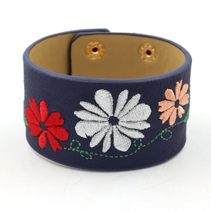 Bracelet large en cuir brodé de chrysanthèmes colorés pour femmes - Product Image 3