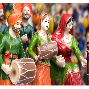 Petite statue de Dhol Wala et de femme Punjabi, statues de la culture Punjabi, décoration de scène, décoration sur le thème du mariage Punjabi et du Mehandi - Product Image 1