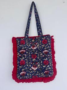 Sac fourre-tout en coton matelassé imprimé à la main style bohème vintage avec fermeture éclair, bordure à volants et longues poignées pour le shopping - Product Image 1
