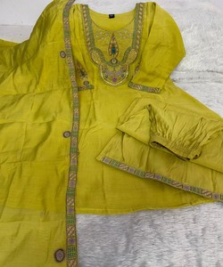 Kurta/Kurti Tradicional de Seda para Mujer, Largo hasta la Rodilla, con Múltiples Bordados, de Secado Rápido, Estilo Casual Étnico, Corte Regular, para Todas las Temporadas, India - Product Image 4