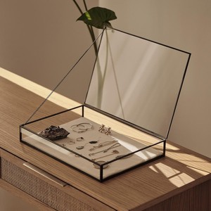 Organizador de joyas de metal y vidrio que agrega un toque de glamour y organización a tu rutina diaria. - Product Image 1