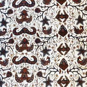 Handcrafted Indonesian Hand Drawn Batik Tulis Eco-Friendly Cotton Fabric Traditional Wahyu T. Bledak Motif Classic White Bag - Product Image 2