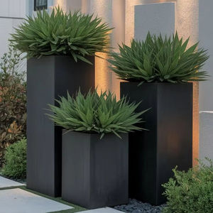 Jardinière rectangulaire haute en fibre de verre FRP noire légère avec base de drainage pour la décoration d'entrée de patio - Product Image 4