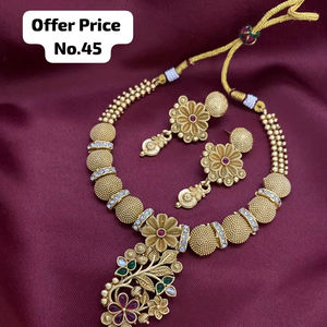 Parure de collier et boucles d'oreilles de mariée en laiton doré antique, motif floral, style temple - Product Image 1