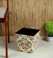 Une poubelle durable et écologique fabriquée à partir de bois MDF de haute qualité. Parfait pour une utilisation en intérieur dans les maisons, les bureaux,