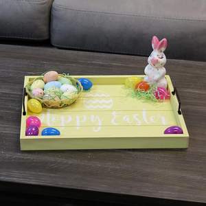 Bandeja de Servir de Madera de Alta Calidad con Diseño Impreso de Feliz Pascua en Color Amarillo y Asa de Hierro Negra, Disponible para Uso - Product Image 4