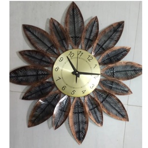 Horloge murale en métal avec design de feuilles pour le salon et la décoration de la maison, élégante horloge murale décorative à suspendre avec motif floral - Product Image 1