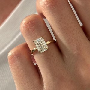 Bague de fiançailles fine en diamant de laboratoire taille émeraude 2,5 carats D VVS2, bague solitaire classique, bague en or jaune 14 carats, certifiée IGI - Product Image 4