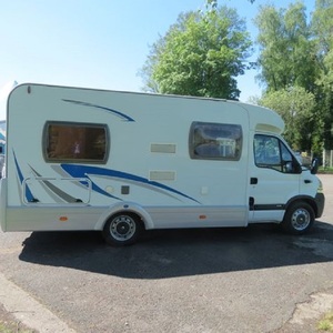Autocaravana de Calidad Premium para Viajes Familiares con Amplias Áreas de Estancia, Interior Moderno y Características de Viaje Confiables - Product Image 2