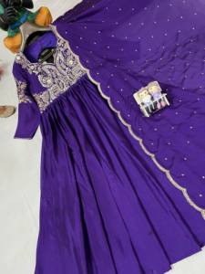 ชุดเดรส Anarkali ผ้าไหมชีนอนสีม่วง SHVF 218 พร้อมผ้าคลุมไหล่ปักลาย ยาวคลุมเท้า ทรงหลวม แห้งเร็ว สำหรับผู้หญิง ใส่ได้ทุกฤดู - Product Image 6