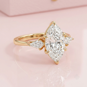 แหวนหมั้นสไตล์คลาสสิกสำหรับผู้หญิง ทองคำขาว 18K ทรงมาร์คีส์ ประดับเพชรทรงไคท์คัทด้านข้าง เพชรเลี้ยงในห้องปฏิบัติการ รับรองโดย IGI - Product Image 1