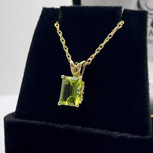 Colgante de Peridoto con Corte Esmeralda, Plata de Ley 925, Chapado en Oro de 14K, Regalo de Boda para Mujer - Product Image 1