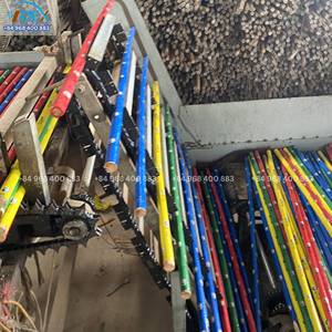 Mango de escoba de madera de 120 cm con rosca italiana, directo de fábrica EXW |   Palos de fregona domésticos duraderos al por mayor de Vietnam - Product Image 2