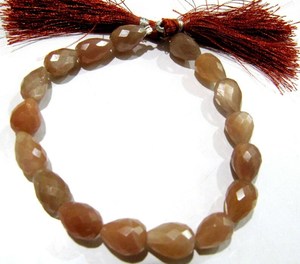 ลูกปัดมูนสโตนสีพีชธรรมชาติทรงหยดน้ำ เจาะรูตรง ร้อยเป็นเส้นยาว 8 นิ้ว - Product Image 2
