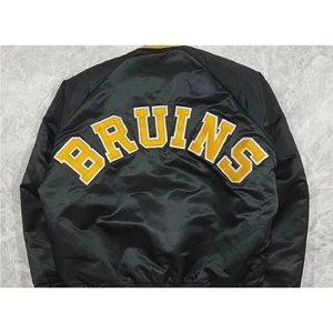 แจ็คเก็ตวาร์ซิตี้ผ้าซาติน OEM สหรัฐอเมริกา ปักโลโก้ได้ตามต้องการ แจ็คเก็ตบอมเบอร์ผู้ชาย คุณภาพพรีเมียม ผู้ผลิตชุดกีฬา รับสั่งซื้อจำนวนมาก - Product Image 3