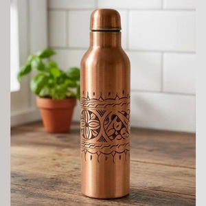 Botella de Agua de Cobre Negro Premium KRAFT WORLD con Grabado Floral Intrincado, Tapa Aislada al Vacío Ecológica para Acampar al Aire Libre - Product Image 5
