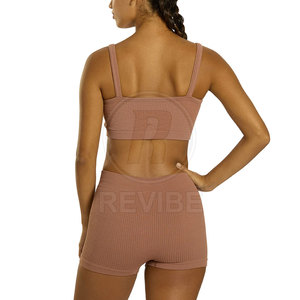 Ensemble de shorts de yoga en tissu doux uni, respirant, taille élastique, coupe élégante, ensemble 2 pièces prêt pour l'entraînement - Product Image 3