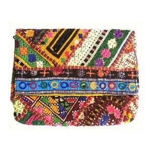 Bolso de mano tipo sobre tradicional Banjara con cuentas de turquesa, estilo étnico tribal bohemio gitano, bordado a mano, para la noche. - Product Image 2