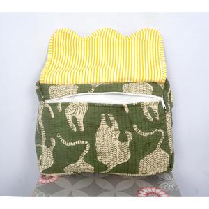 Pochette de voyage matelassée en coton écologique et durable, motif floral vert, style bohème, avec fermeture éclair et poignée souple - Product Image 2