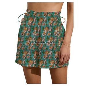 Nouveaux shorts de week-end pour femmes, coupe confortable, élastiqués avec cordon de serrage, imprimés à la main, en coton respirant, vêtements de mode en gros - Product Image 2