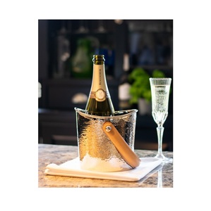 Enfriador de Vino de Metal Martillado Artesanal - Enfriador de Bebidas Plateado Hecho a Mano con Correa de Cuero Color Bronceado - Regalo de Lujo para Bar - Product Image 3