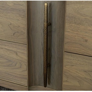 Tirador cilíndrico martillado con acabado dorado texturizado, manija larga para gabinete, herrajes decorativos para muebles de interiores de lujo - Product Image 1