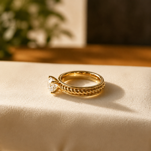 Anillo de Aniversario Chapado en Oro Amarillo con Diamante Solitario de Corte Brillante y Moissanita para Mujer - Product Image 2