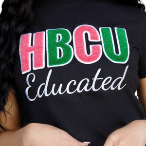 Camiseta Chenille Negra con Bordado Griego Inspirado en HBCU, Prenda Casual de Algodón Premium para Streetwear - Product Image 6
