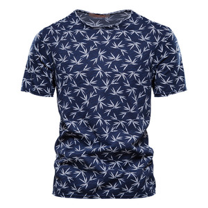 T-shirt décontracté pour homme, bleu marine, imprimé bambou, coupe ajustée, manches courtes, col rond, en polyester tricoté, respirant - Product Image 1
