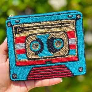 Porte-monnaie perlé fait main, design cassette audio, pochette zippée, portefeuille musical rétro, sac à monnaie en perles de rocaille, porte-billets bleu, étui à cartes - Product Image 1