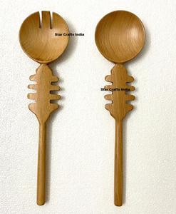 Ensemble cuillère et fourchette à salade en bois avec manche sculpté, ustensiles de cuisine en bois naturel faits à la main pour mélanger, saupoudrer et servir - Product Image 3