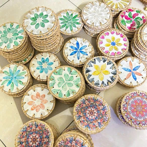 Plato de Ratán Natural Tejido a Mano, Decoración de Mesa Ecológica, TUYET DUNG, Diseño Floral Clásico de Vietnam - Product Image 1