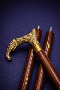 Bâtons de marche rustiques modernes en bois naturel écologique avec poignée en laiton poli, idéaux pour les cadeaux - Product Image 4