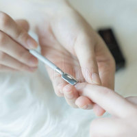 Pousse-cuticules double extrémité pour un nettoyage facile et une préparation précise des ongles