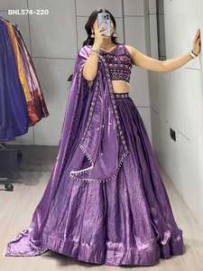 Magnifique ensemble de lehenga choli et dupatta, dernier cri, design élégant, avec travail de sequins, fils de coton et perles, fournisseur d'Inde. - Product Image 4