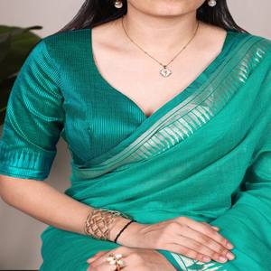 Sari VASTRA COTTAGE en Georgette color granate con motivos de hojas de Paisley estampados en foil y acabado con borlas en el pallu. - Product Image 4