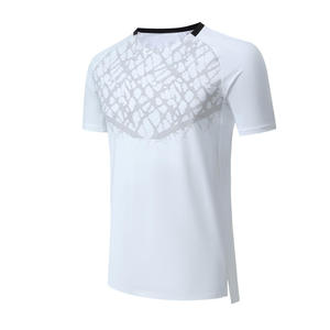 T-shirt de sport respirant à séchage rapide pour homme en mélange polyester/coton doux pour la peau, avec logo frontal, col en V, manches raglan et fentes latérales - Product Image 3