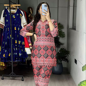 Ensemble coordonné tendance ethnique en rayonne pour femmes |   Ensemble Kurti et pantalon imprimé pour usage quotidien - Product Image 2