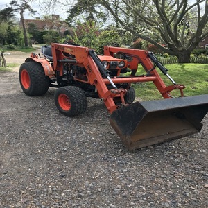 Tracteur miniature Kubota B7000, robuste et durable, 2 roues motrices, compact, pour travaux de jardinage et utilisation agricole moderne. - Product Image 4