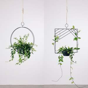 Soporte de hierro resistente para macetas grandes, desarrollado para brindar estabilidad, resistencia y un encanto decorativo para exteriores. - Product Image 1