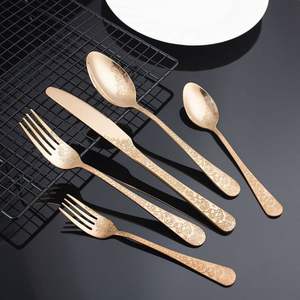 Juego de Cubiertos de Metal Grabado con Patrón Antiguo para Decoración Tradicional de Comedor y Fiestas, Diseño Elegante, Duradero y Portátil - Product Image 1