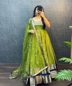 Kurti en Soie et Coton Naryanpet Traditionnel avec Bordures Brodées, Luxe Multicolore, et Dupatta en Tulle – Vêtement Ethnique Décontracté – Prix de Gros - Product Image 6