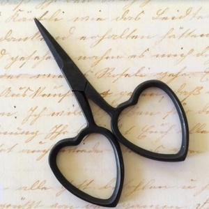 DEGEN Ciseaux miniatures en forme de cœur Little Love, fuchsia ou rouge, par Kelmscott Designs - Product Image 4
