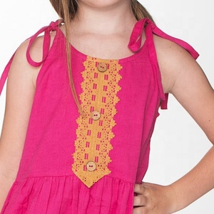 Salopette Style bohème pour petite fille, costume rose tendance, avec détail en dentelle jaune, bretelles réglables pour serrage - Product Image 4