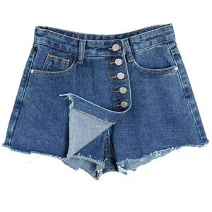 Pantalones cortos vaqueros con pedrería y diseño brillante para un look de verano a la moda. - Product Image 6