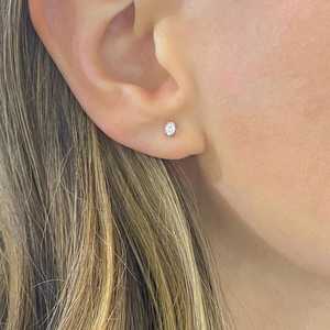 Petites boucles d'oreilles minimalistes en or massif 14K avec diamants ovales de laboratoire sertis à griffes, fermoir poussoir, pour usage quotidien, pour filles, prix d'usine - Product Image 2