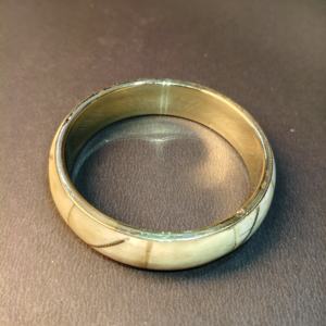 Brazalete Premium con Revestimiento de Latón, Incrustaciones de Hueso Detalladas y Detalles de Alambre de Latón Diagonal, Joyería Artesanal Tradicional - Product Image 5